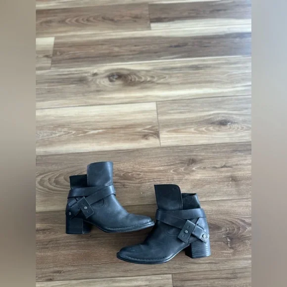 UGG womens Elysian leather black ankle heel boots size 6.5 - Picture 5 of 6